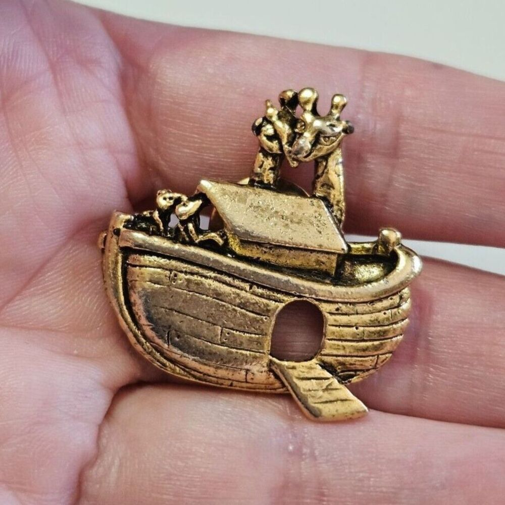Vintage Gold tone Noah's Ark lapel pin